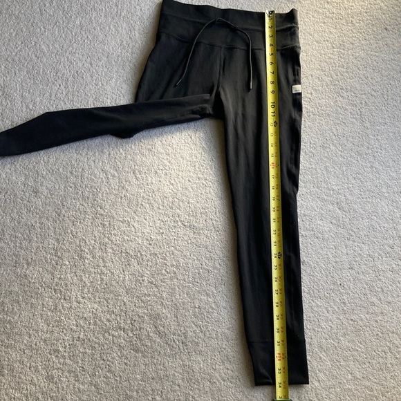 Vuori daily leggings- like new - Picture 9 of 10